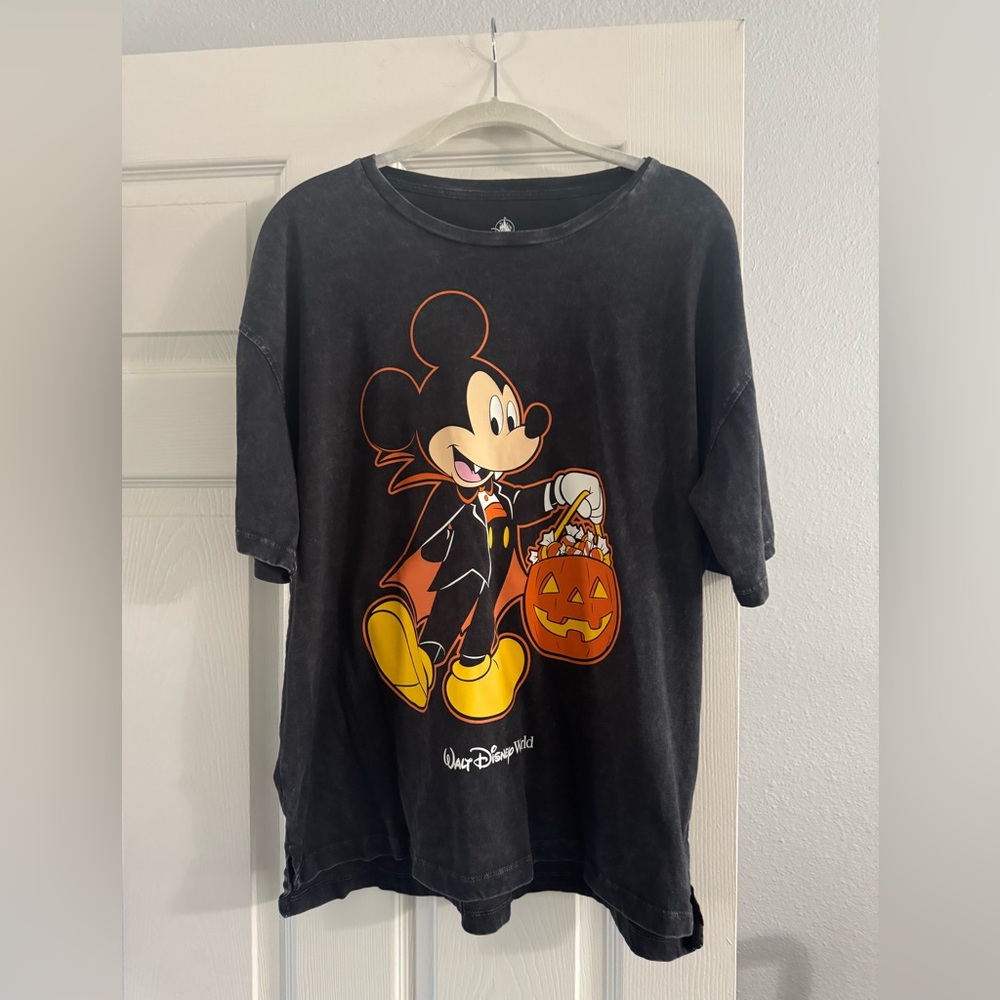 Disney Parks 2025 Mickey Vampire Halloween T-Shirt Size M